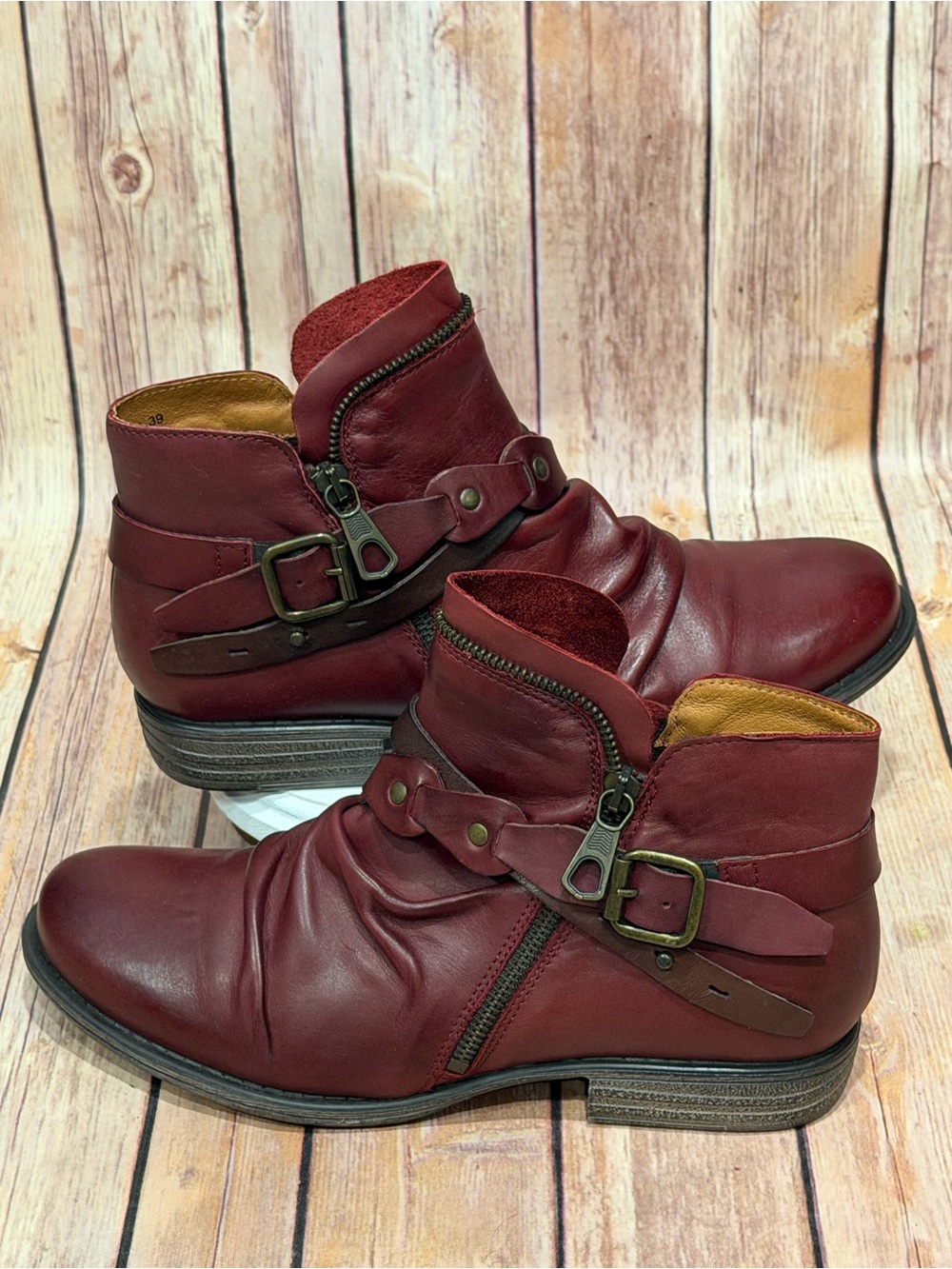 ✨NWT✨Miz Mooz Burgundy Leather Bootie - Size 39